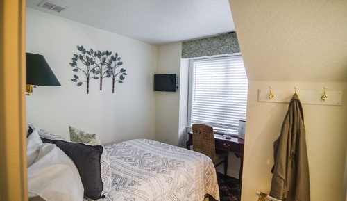 Room, Private Bathroom (THE THREE SISTERS - #210)