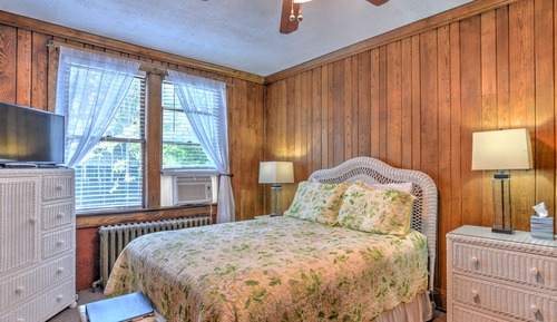 Standard Room, 1 Queen Bed