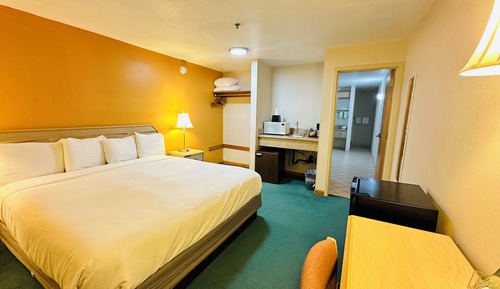 Deluxe Room, 1 King Bed, Non Smoking, Hot Tub