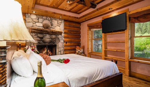 Deluxe Suite, 1 King Bed (Pondside)