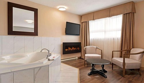 Deluxe Suite, 1 King Bed, Non Smoking, 2nd floor