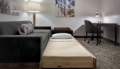 Suite, 1 Bedroom (Mobility/Hearing Access, Transf Shwr)