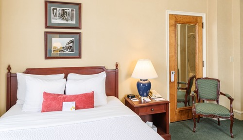 Standard Room, 1 Queen Bed