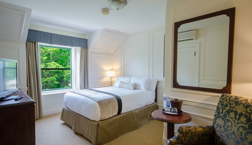 Standard Room with Queen Bed