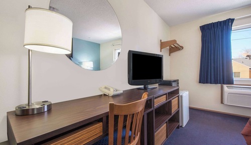 Room, 1 King Bed, Hearing Accessible, Non Smoking (Mobility/hearing, Roll-in Shower)