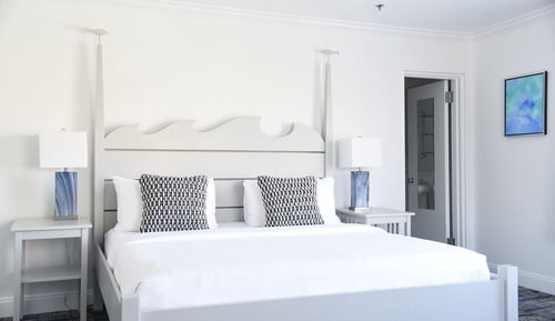 Traditional Room, 1 King Bed, Pool View