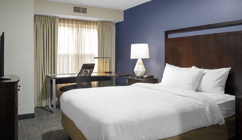 Suite, 2 Bedrooms (Mobility/Hearing Access, Roll-in Shwr)