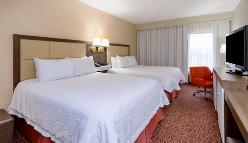 Two queens non-smoking