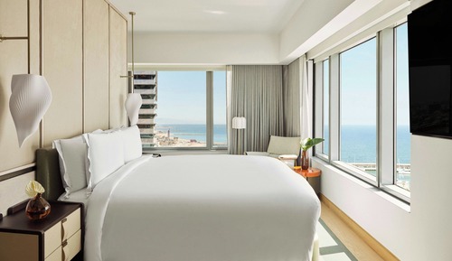 Club Suite, 1 King Bed, Corner