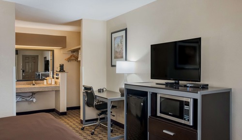 Standard Room, 1 King Bed, Accessible, Refrigerator & Microwave (Walk-in Shower)