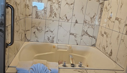 1 King Bed, Jetted Tub, Full Ocean View (Non-Pet Room)