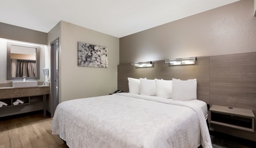 Standard Room, 1 King Bed (Smoke Free)