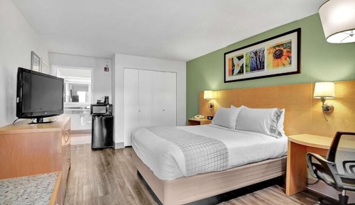 Standard Room, 1 King Bed, Accessible, Bathtub
