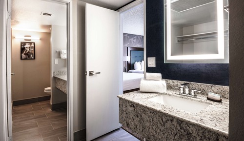 Suite, 1 King Bed, Accessible, Mountain View (Mobility & Hearing, Bathtub)