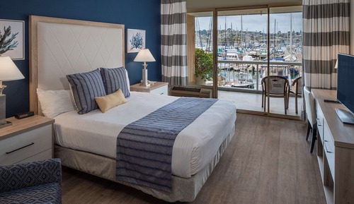 Standard Room, 1 King Bed, Balcony, Marina View