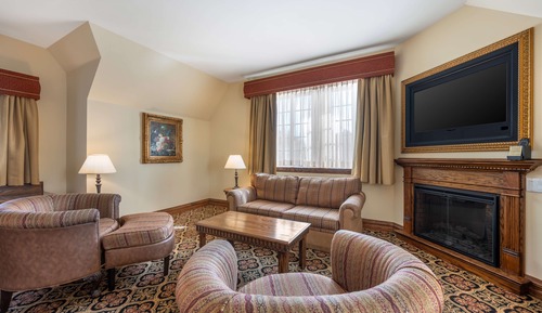 Suite, 1 King Bed, Non Smoking, Jetted Tub (Larger Room)