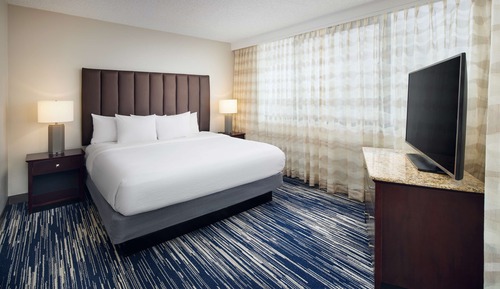 Suite, 1 King Bed, Balcony, Corner