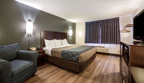 Standard Room, 1 King Bed, Non Smoking (Ground Floor, Pets Allowed)