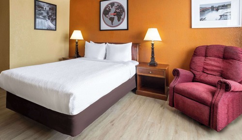 Room, 1 Queen Bed, Accessible, Non Smoking (Mobility, Roll-In Shower)