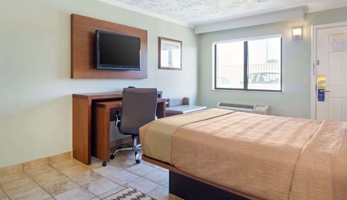 Standard Room, 1 Queen Bed, Non Smoking, Refrigerator & Microwave