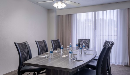 Executive Suite, 1 King Bed, Non Smoking (Living Room)