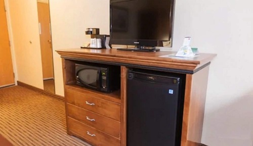 1 King Bed with Whirlpool