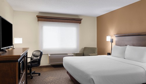 Deluxe Room, 1 King Bed, Accessible w/ microwave and mini fridge