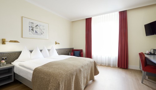 Superior Double Room with Queen Size Bed and mountain view - without balcony