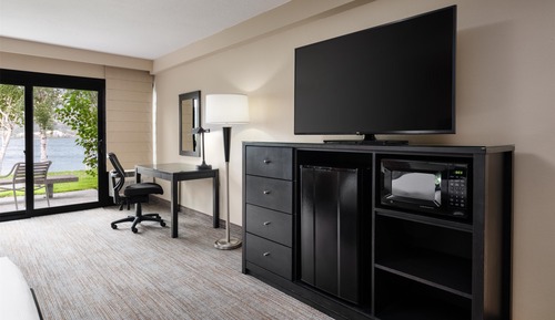 Deluxe Room, 1 King Bed, River View (Pet Friendly by Request)