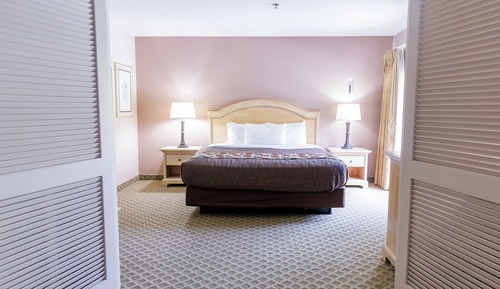 Suite (Parlor)