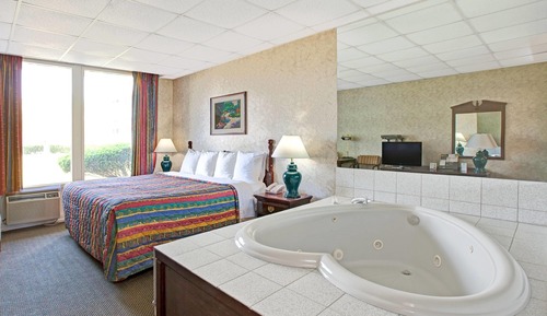 Suite, 1 King Bed, Non Smoking, Jetted Tub (Exterior Corridor)