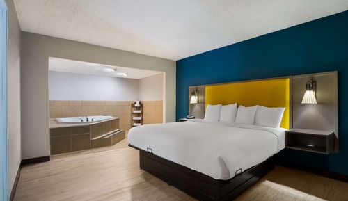 Suite, 1 King Bed, Non Smoking, Jetted Tub