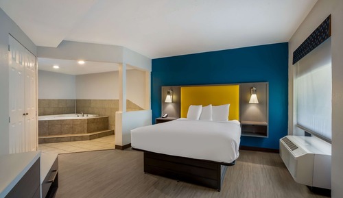 Standard Room, 1 Queen Bed, Non Smoking, Jetted Tub