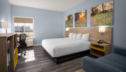 Room, 1 King Bed, Mobility Accessible, Non Smoking (Mobility, Bathtub W/grab Bars)