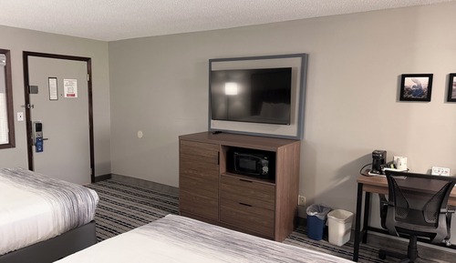 Room, 2 Queen Beds, Non Smoking, Pool View