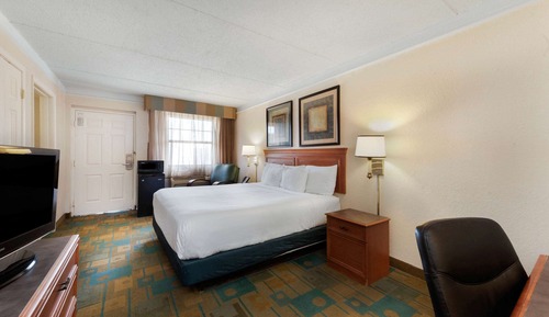 Room, 1 King Bed, Accessible (Mobility, Bathtub w/Grab Bars)
