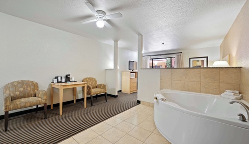 Suite, 1 Queen Bed, Non Smoking, Refrigerator & Microwave (Oversized Room)