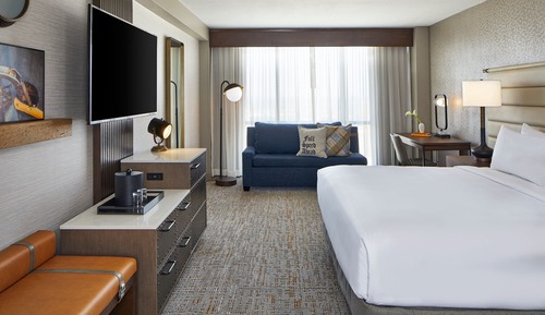 Deluxe Room, 1 King Bed (Mobility/Hearing Accessible, Tub)