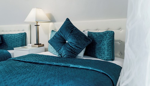 Standard Suite, 1 King Bed, Lake View, Lakeside