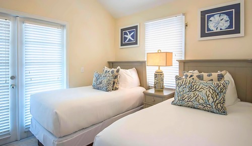 Single Level Villa with 1 Queen and 2 Twin Beds