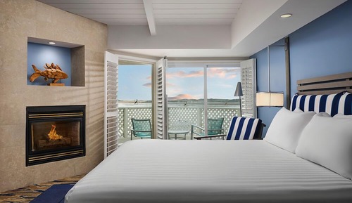 Deluxe Partial Bay View 1 King Balcony