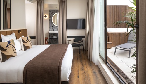 Panoramic Suite with Jacuzzi