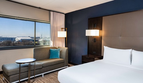 Room, 1 King Bed (Views of EWR Runway and Port)
