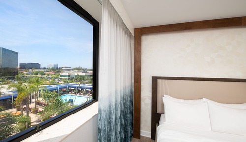Room, 2 Queen Beds, Pool View