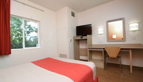 Deluxe Room, 1 Queen Bed, Non Smoking, Refrigerator & Microwave