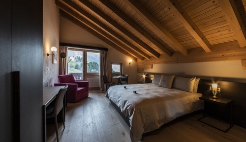 Junior Suite, 1 King Bed with Sofa bed, Balcony, Mountainside