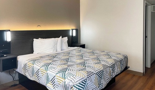 Room, 1 King Bed, Non Smoking, Refrigerator & Microwave