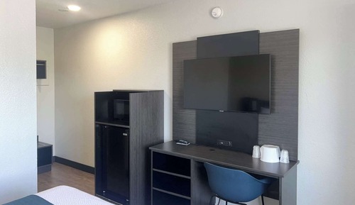 Deluxe Room, 1 Queen Bed, Non Smoking, Refrigerator & Microwave