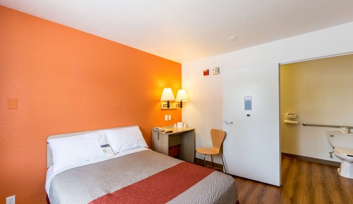 Deluxe Room, 1 Queen Bed, Non Smoking, Refrigerator