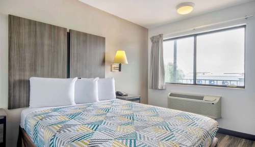 Deluxe Room, 1 Queen Bed, Non Smoking, Refrigerator & Microwave